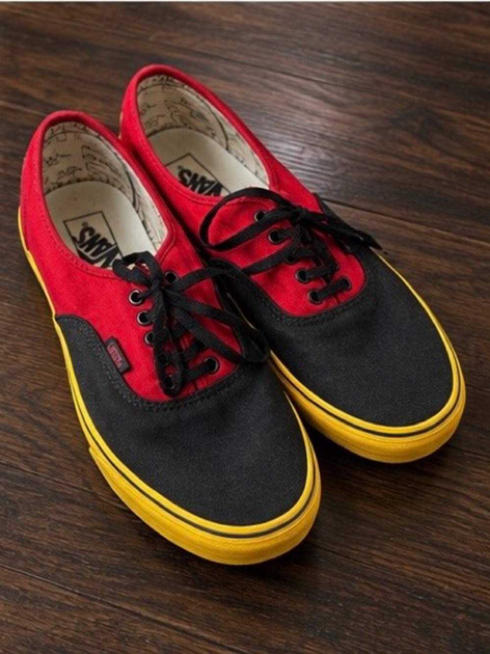 Vans x Disney Authentic Mickey Mouse Red Black Yellow Men’s 9.5 Women’s 11